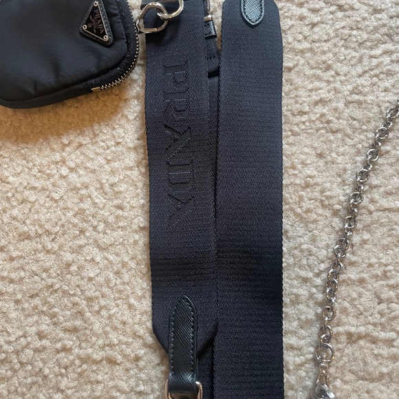 PRADA Nylon Re-Edition 2005 Shoulder Bag Black - Picture 4 of 9